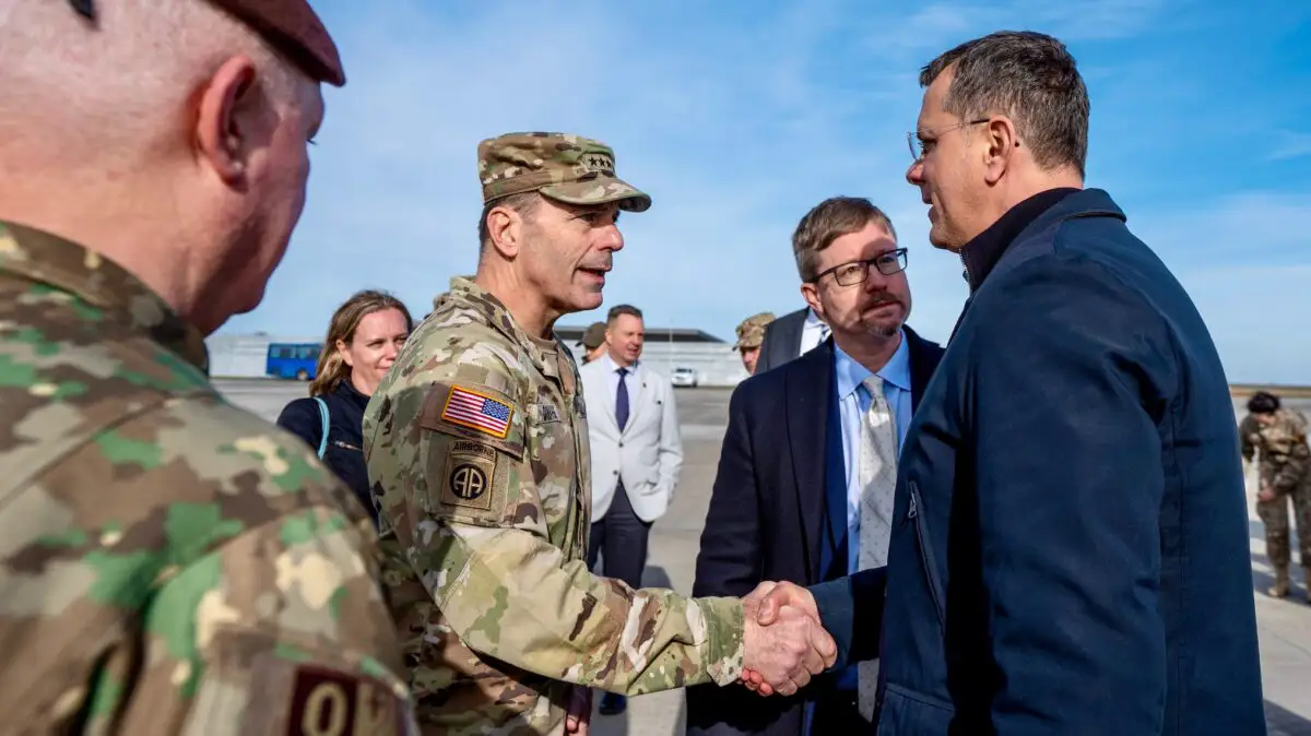 Generalul Christopher Donahue și ministrul Ionuț Moșteanu