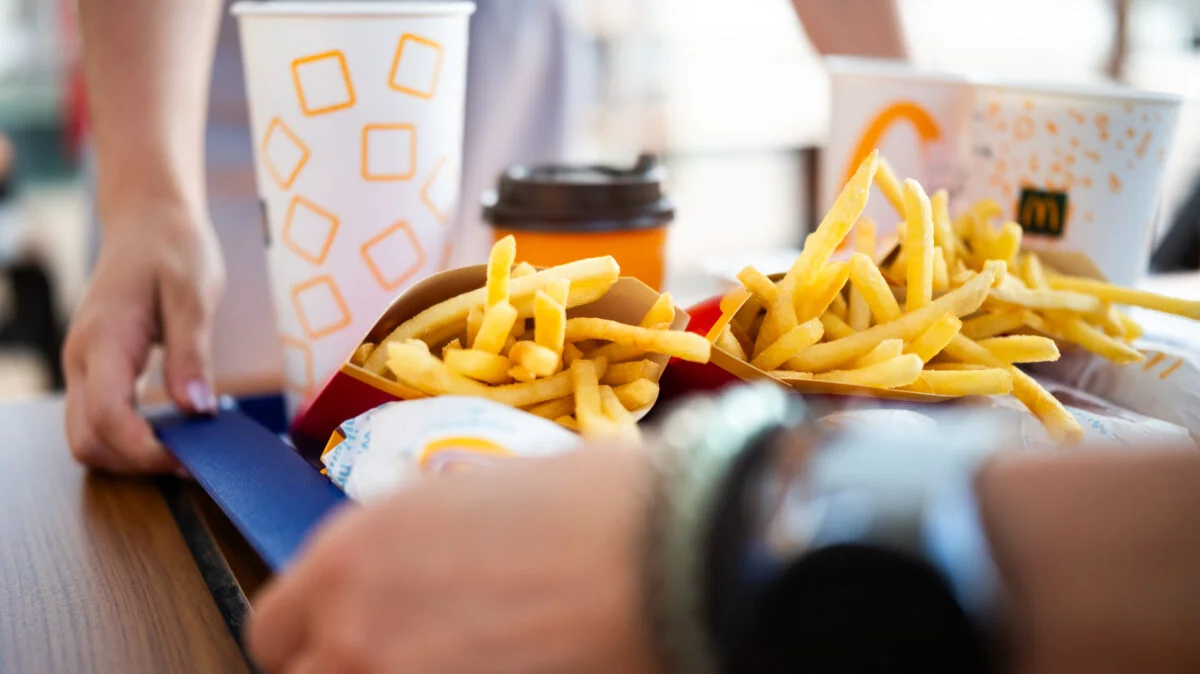 Consumul zilnic de fast-food devine tot mai scump. Costurile săptămânale ajung rapid la peste 600 de lei