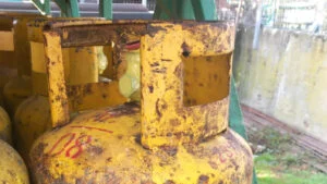 Controale ANPC în toată țara Inspectorii de la Protecția Consumatorilor au găsit alimente expirate și butelii neconforme, cu urme de rugină