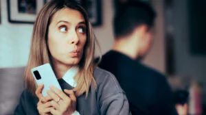 Verificarea telefonului partenerului fără consimțământ este infracțiune. Legislația română stabilește sancțiuni clare