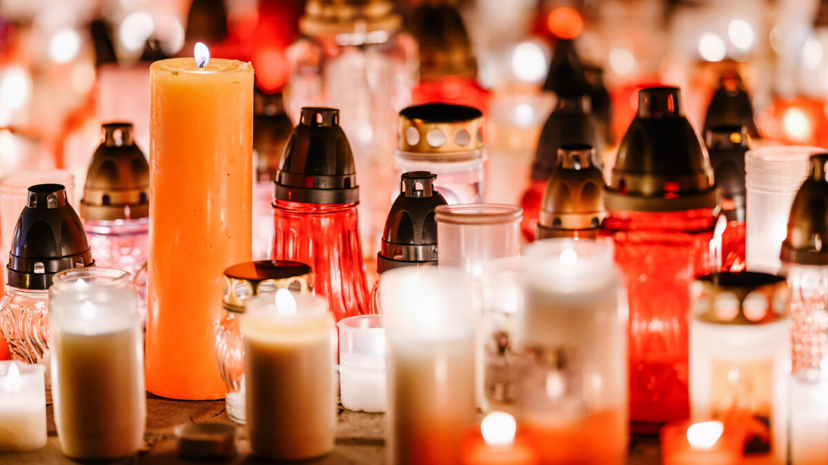 Cât costă un monument funerar în 2025. Prețurile pot fi costisitoare în funcție de pachetul ales