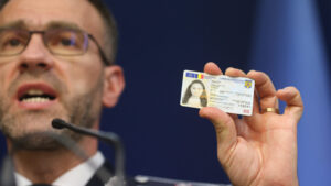 De ce nu ai voie să zâmbești în pozele din actele oficiale Explicația fotografiilor