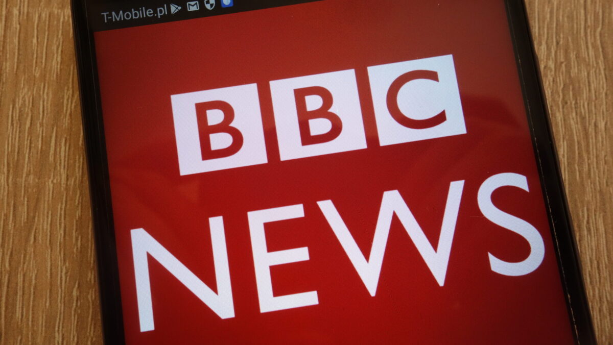 Demisii la BBC după controverse legate de un documentar despre Donald Trump. Președintele SUA acuză denaturarea unui discurs