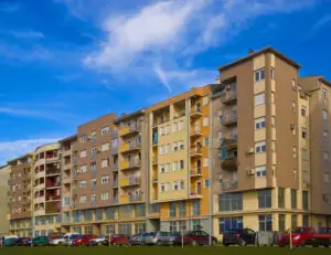 Lege pentru proprietarii de locuințe din blocuri noi. Dezvoltatorul e obligat să suporte toate reparațiile. Se transmite notificare scrisă