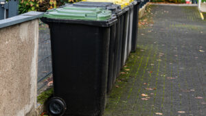 Din 2027 ar putea urma schimbări majore la salubritate. Tariful plătit de locuitori ar putea ajunge la 24 lei pe lună