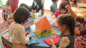 Educația extracuriculară, între necesitate și investiție în viitor. Cum își pregătesc părinții de azi copiii pentru viitor