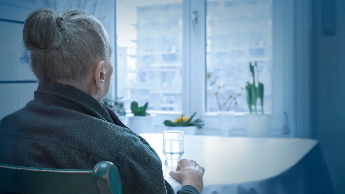 Criza tăcută a vârstnicilor din România. Peste 300.000 de bătrâni trăiesc izolați: Singurătatea influențează sănătatea fizică