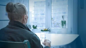 Femeie în vârstă singură, pensionară