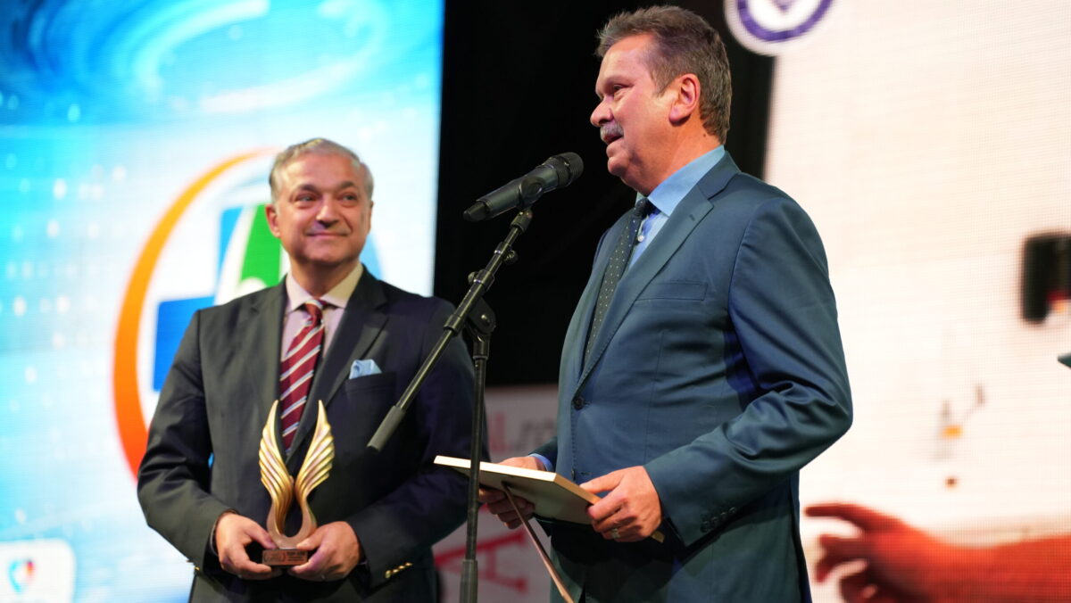 Gala Capital Performeri din Sănătate, ediția 2025. Premiul pentru excelență în educația medicală universitară a mers la Prof. Univ. Dr. DANIEL COCHIOR, Rectorul Universității „Titu Maiorescu” din București