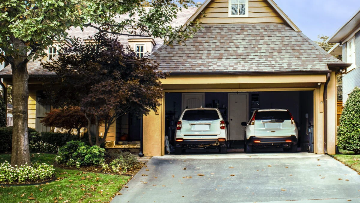 Reguli la RCA pentru șoferii cu două mașini. Sunt obligați să plătească în plus, chiar dacă au zero incidente