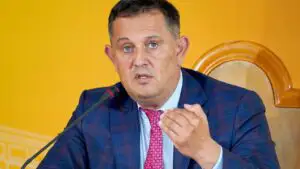 Românii vor fi amendați dacă nu respectă funcționarii publici. Gheorghe Piperea: Curând, se va reincrimina și fapta de ofensă adusă autorității