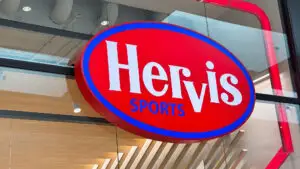 Hervis pleacă din România. Lanțul de retail sportiv a anunțat încheierea operațiunilor, cedând integral subsidiarele către Frasers Group