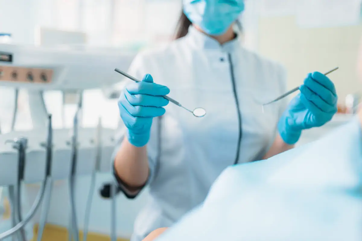Controlul stomatologic poate semnala boli grave. Avertismentul medicului: De multe ori, primele semne ale unor boli sistemice apar la nivelul gingiilor