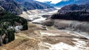 Lacul Vidraru golit de apă