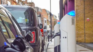 Marea Britanie va introduce o taxă pe kilometru pentru mașinile electrice și cele hibride. Din 2030, nu se vor mai vinde mașini pe benzină