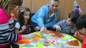 Mii de părinți stau acasă cu copiii București, Cluj și Timiș, în topul indemnizațiilor