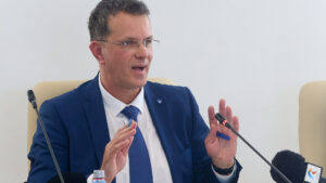 Ministrul USR al Apărării refuză să facă publice informațiile despre ajutorul acordat Ucrainei. Dezinformarea Rusiei, pretext pentru lipsa de transparență