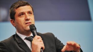 Miruță publică diplomele în replică la atacul lui Ponta: E multă mizerie în politică. Doctoratul meu e pe bune, nu ca al dumneavoastră
