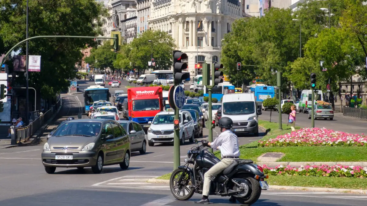 Motociclist în trafic