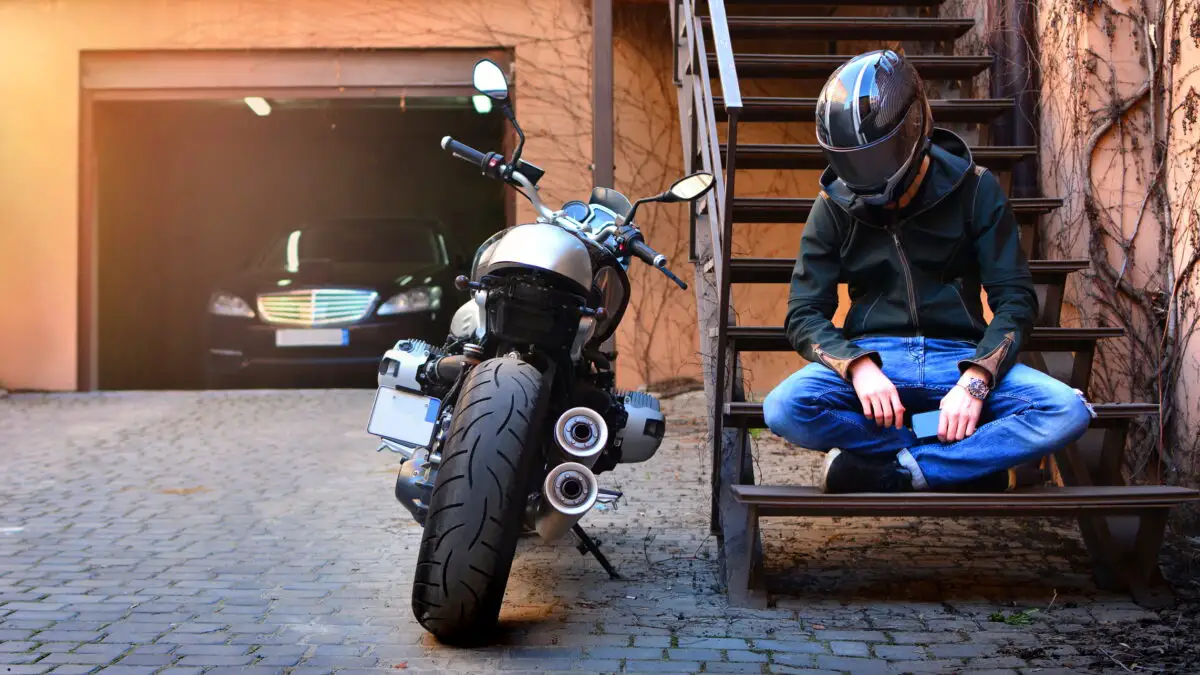 Cât te costă să îți înmatriculezi o motocicletă. Care sunt taxele, accesoriile și echipamentele obligatorii