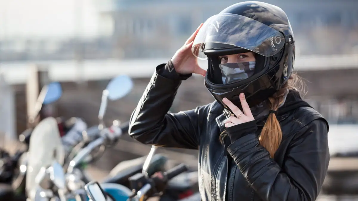 Motociclist cu casca de protectie