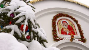 O biserică iarna, în perioada Crăciunului