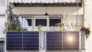 Panouri fotovoltaice pe balcon. Cum se instalează corect panourile fotovoltaice. La ce trebuie să fie atenți românii care stau la bloc