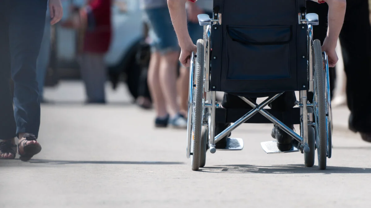 Pensia de invaliditate și indemnizația de handicap funcționează după reguli separate. Cum se acordă și în ce situații încetează plata