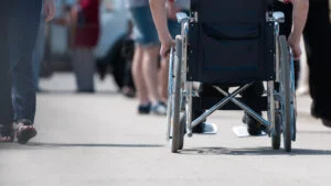 Pensia de invaliditate și indemnizația de handicap funcționează după reguli separate. Află cum se acordă și în ce situații încetează