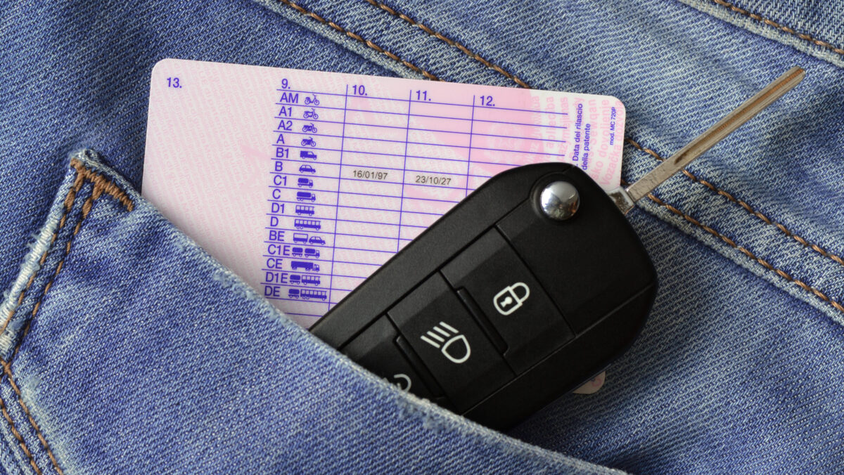 Permis de conducere, regulă nouă în 2026 în România. Conducătorii auto care nu mai dau sala