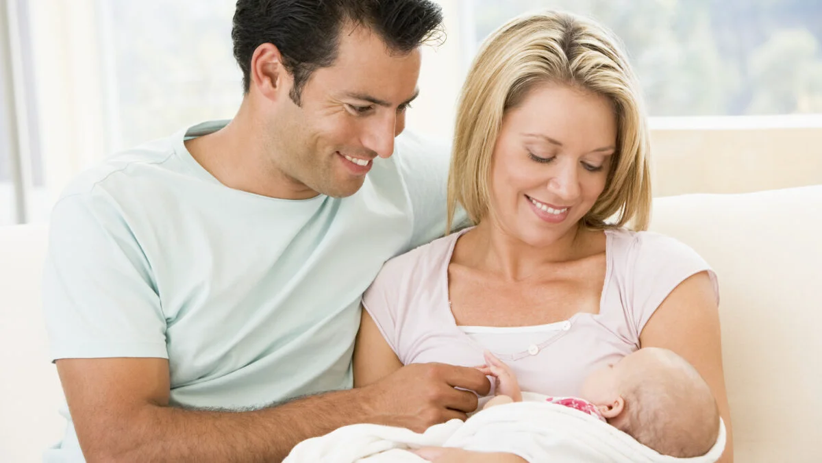 Părinții din România care pot primi 1.500 lei lunar. Și femeile și bărbații pot încasa banii de la Ministerul Muncii