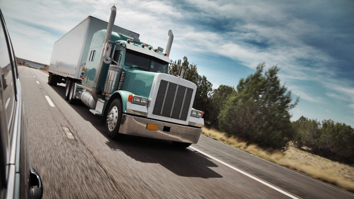 Reguli în oraș pentru vehiculele de mare tonaj. S-au dat amenzi de aproape 70.000 de lei. Poliția i-a verificat pe toți