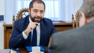 Radu Burnete, după discuția cu reprezentanții confederațiilor sindicale naționale Economia încetinește. Traversăm o perioadă în care tensiunile sociale sunt ridicate