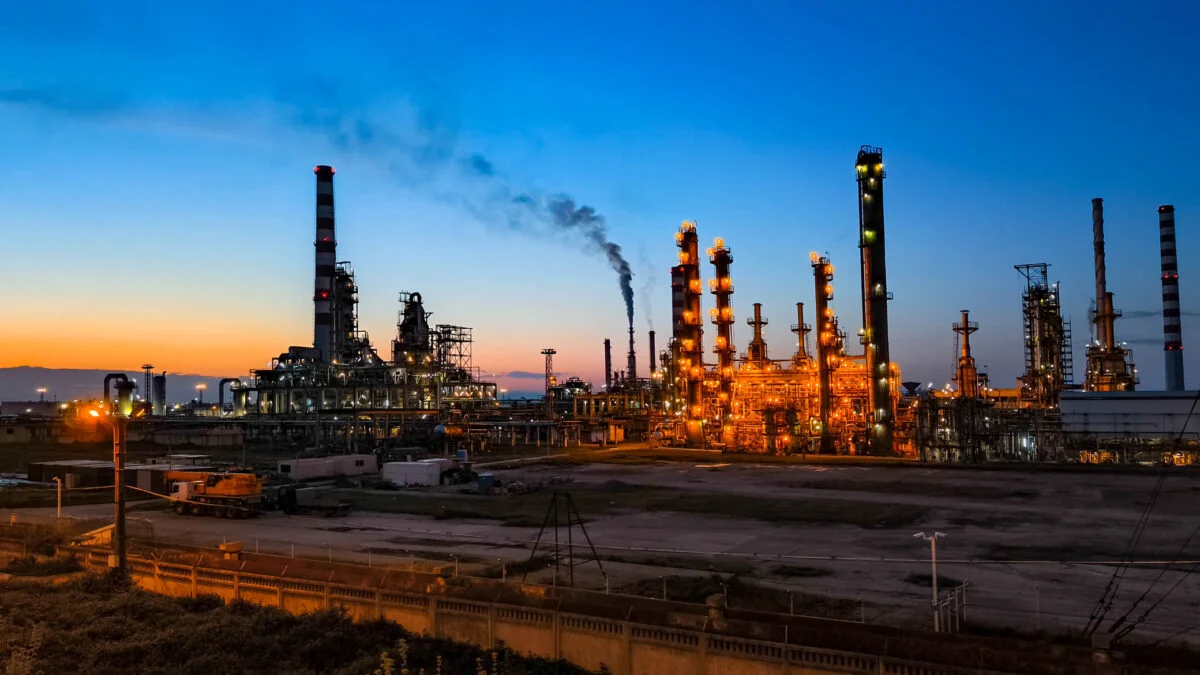 Două din trei rafinării din România, închise în februarie. Ce efecte vor fi la stațiile de alimentare cu carburanți