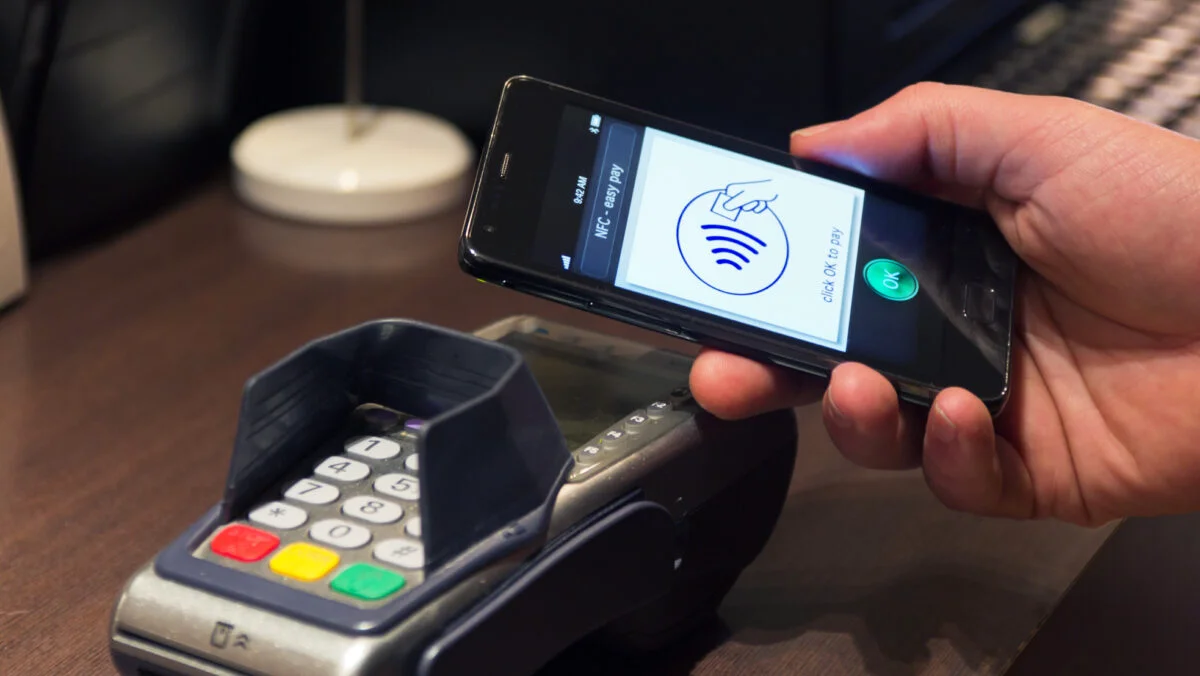 Avertisment pentru românii cu bani pe card. Poți rămâne fără bani, dacă plătești cu telefonul. Hoții fură codul PIN