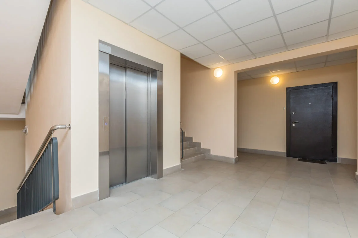 Regulă la bloc. Proprietarii de apartamente sunt obligați să anunțe vecinii. Se pune anunț vizibil în fața ușii