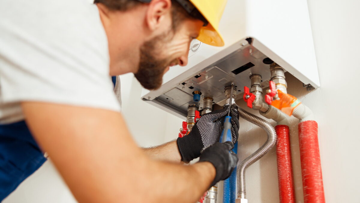 Reparații la o centrală termică de apartament