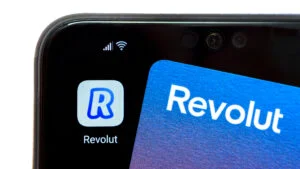 Revolut a început să blocheze conturile. Acești clienți s-au trezit cu serviciile suspendate