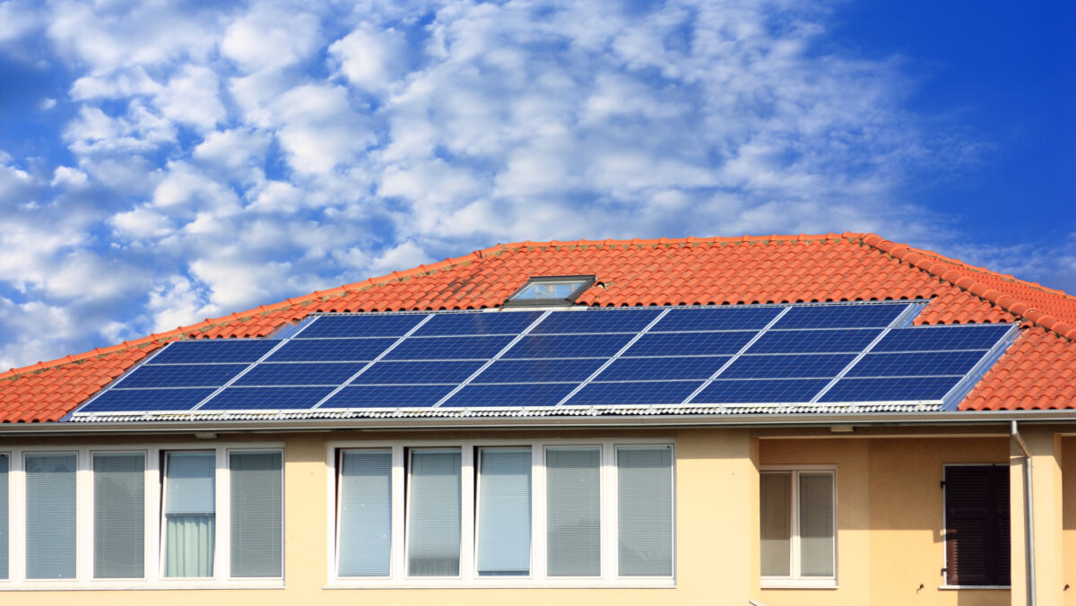 Românii ar putea cumpăra energie mai ieftină în 2026. Vor putea lua curent direct de la vecinii prosumatori