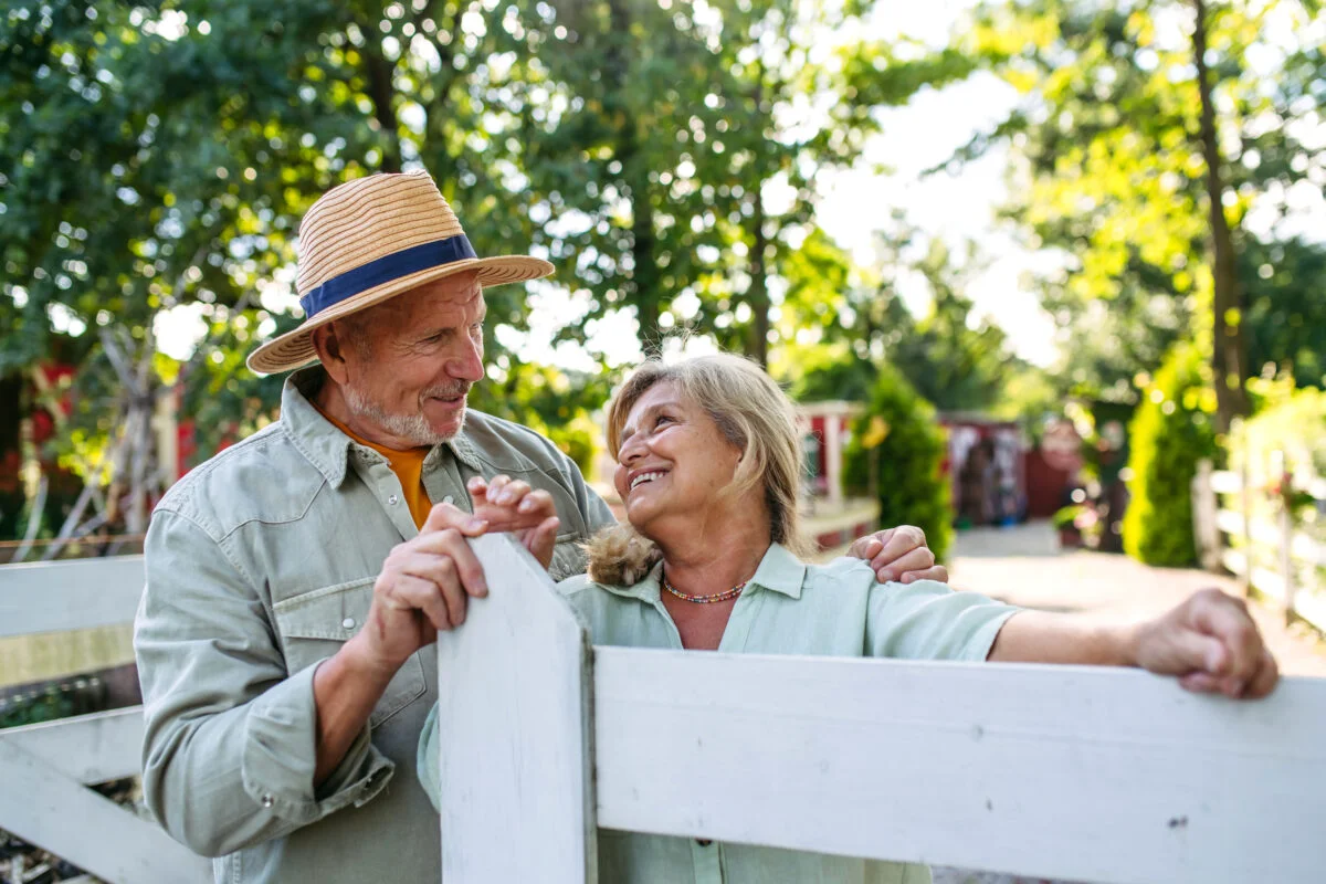 Ajutor în bani pentru pensionari, plătibil în 2026 în 2 tranșe. PNL și PSD sunt de acord. Condiția pusă de Bolojan