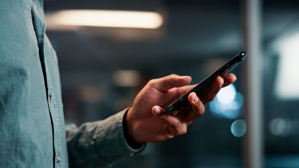 Românii cheltuiesc tot mai mult pe telefoane premium. Cât de mult merită un model „flagship”