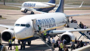 Ryanair renunță la biletele de hârtie. Tichete digitale devin obligatorii de miercuri