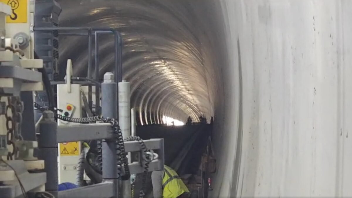 Autostrada care va străpunge munții între Sibiu și Pitești. Lucrări spectaculoase în interiorul tunelului Momaia (VIDEO)