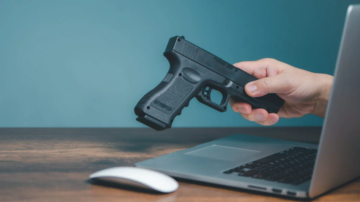 AliExpress, Joom, eBay, Amazon, Temu și Wish, vizate de sesizări penale în Franța. Vindeau articole ilegale și nu filtrau conținutul pentru minori