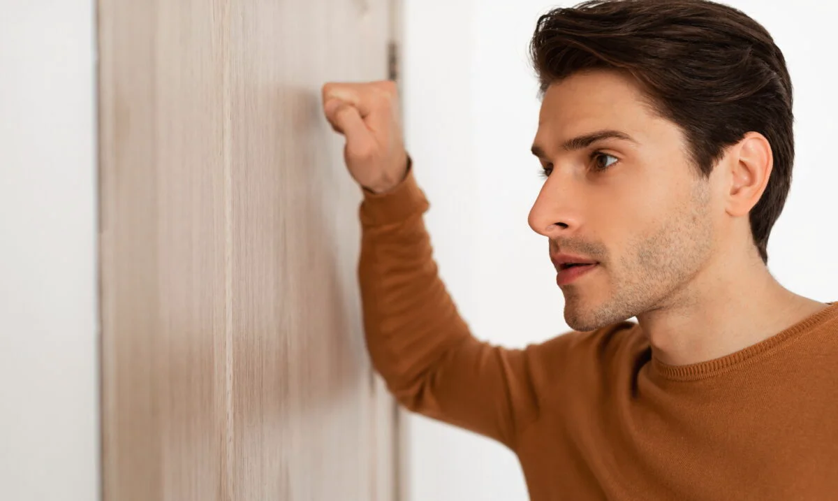 Reguli la bloc. Situația în care proprietarii n-au dreptul să țină ușa închisă. Vecinii te obligă legal să permiți accesul