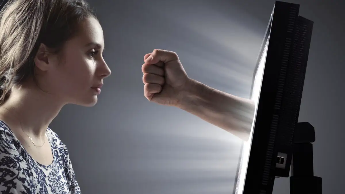 Violența online, pedepsită prin lege. Chișinăul întărește măsurile împotriva abuzului digital. Se extinde și protecția victimelor