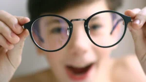 EXCLUSIV. Tot mai mulți copii poartă ochelari. Ce trebuie să știe părinții în era digitală, din punct de vedere oftalmologic
