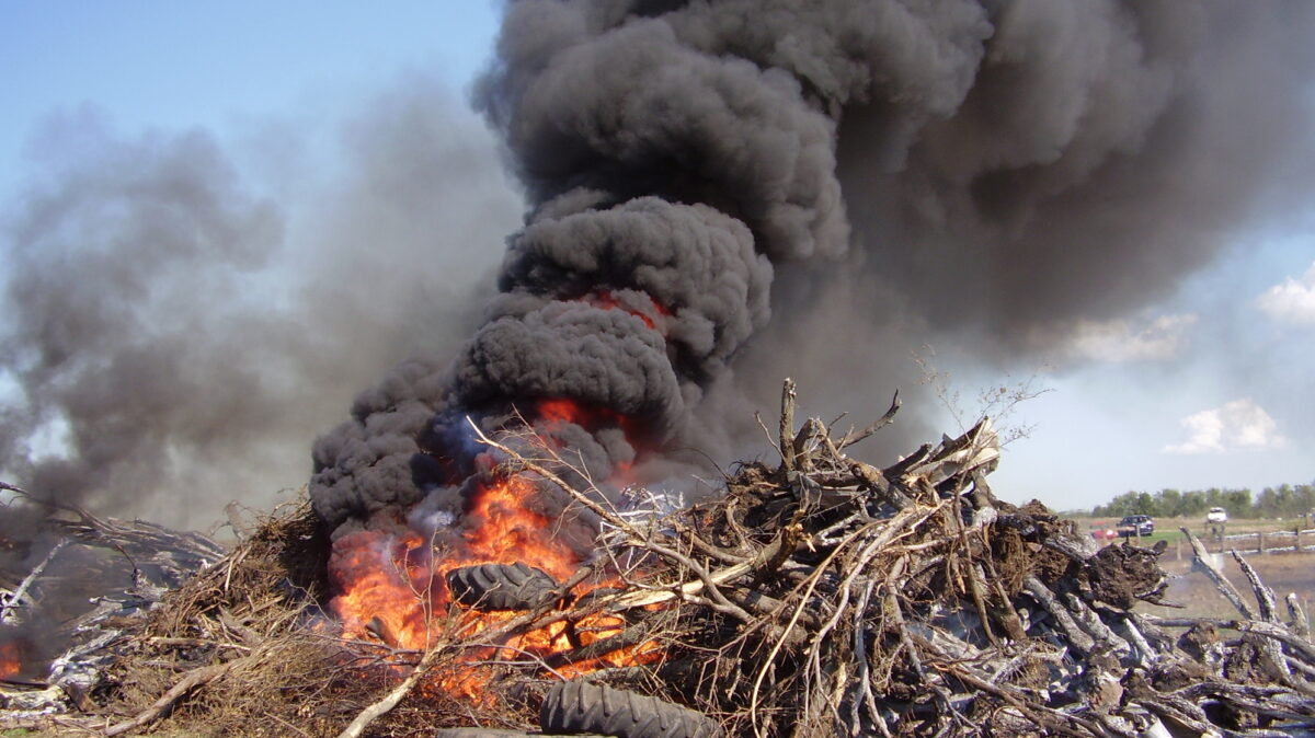 Arzi deșeuri, faci pușcărie! Garda de Mediu ridică dronele pentru a opri arderile ilegale de deșeuri