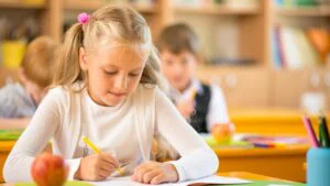 Elevii revin la școală iată când vor mai avea vacanțe în anul școlar 2025-2026