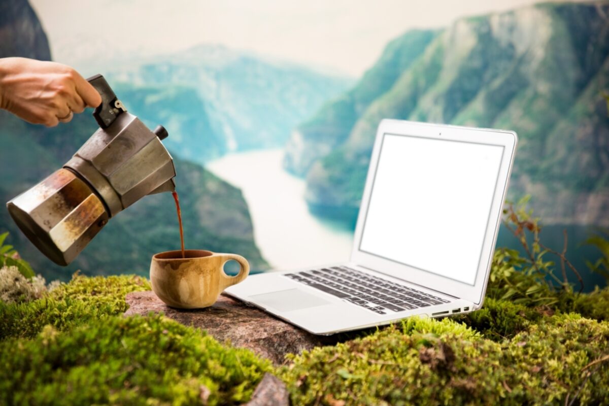 Biroul nu mai are adresă fixă. Workation devine noua tendință a angajaților români